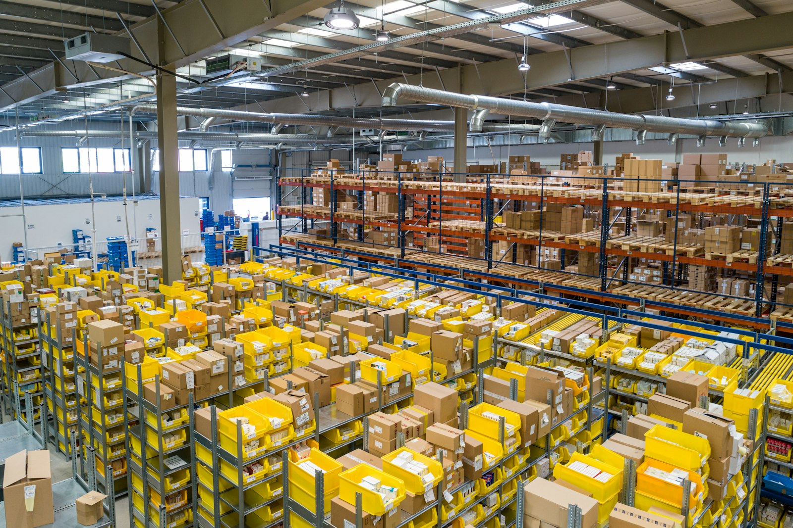 Food centre and storage warehouse environment